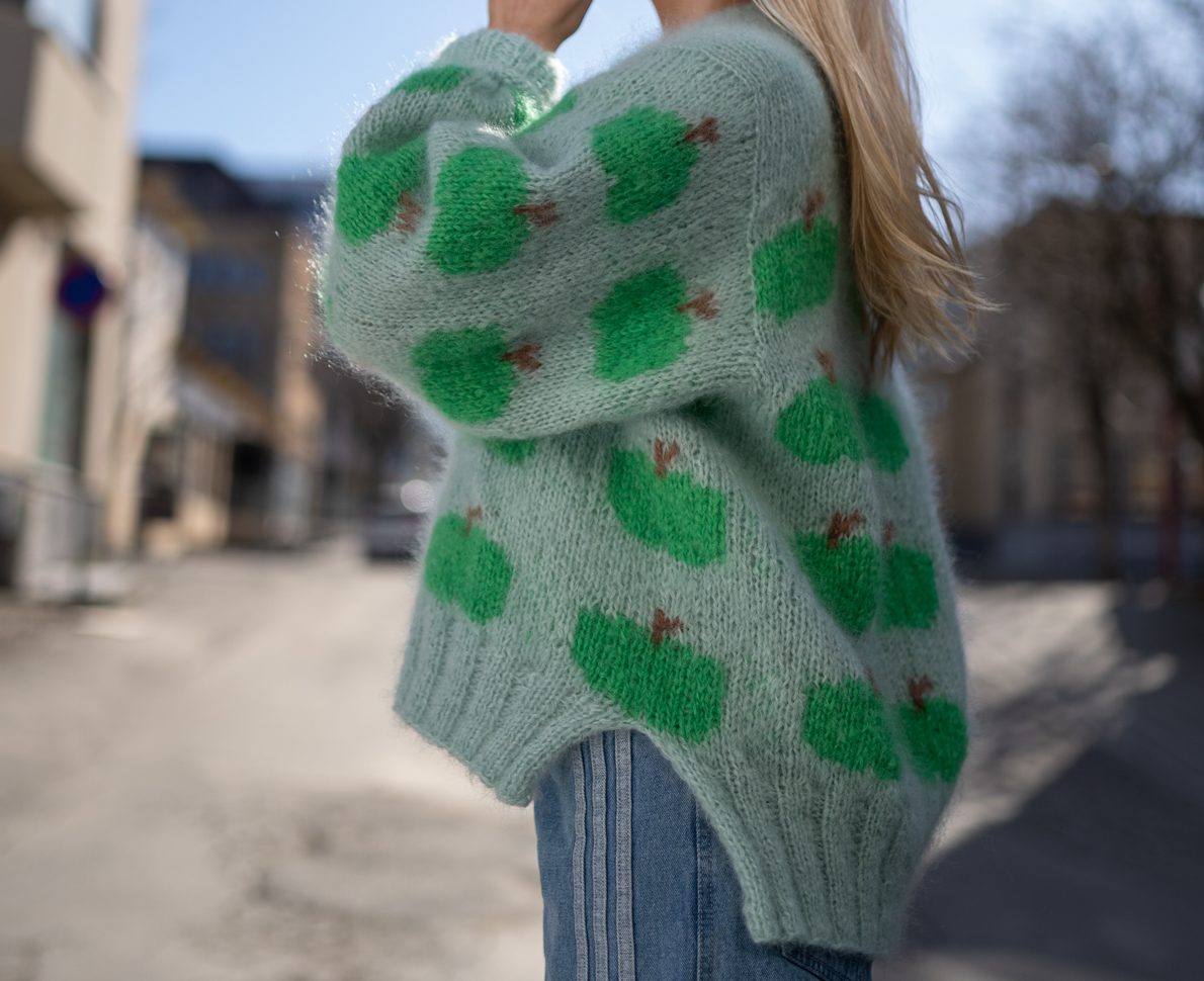 Fruity sweater apple