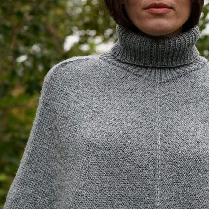 Enholmen Strikket Poncho
