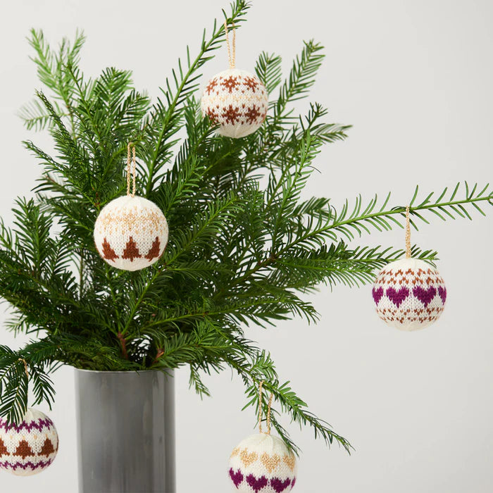 Aluk strikkede julekugler